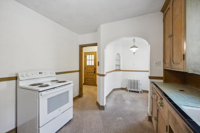Entryway into breakfast nook. | Image 14