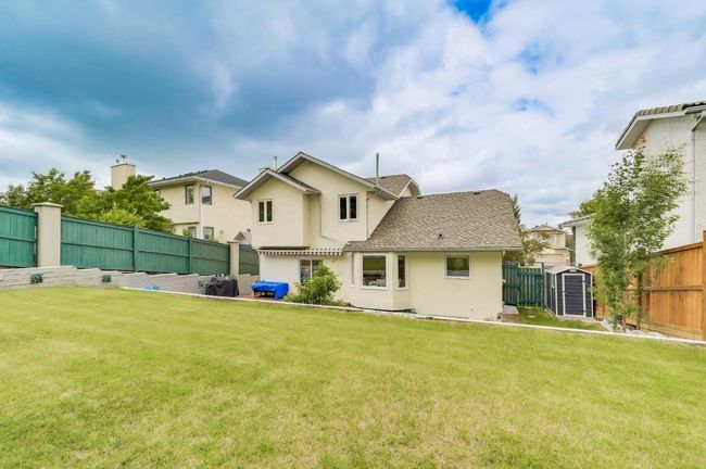 2815 Signal Hill Dr Sw, House other with 3 bedrooms, 3 bathrooms and 4 parking in Calgary AB | Image 27