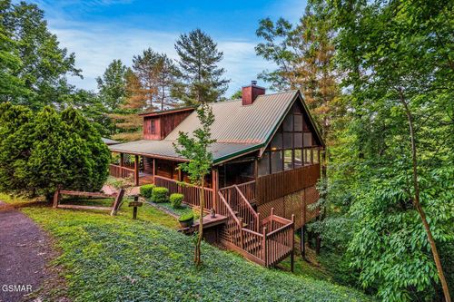 1704 Ridgecrest Dr, Sevierville, TN, 37876-7404 | Card Image