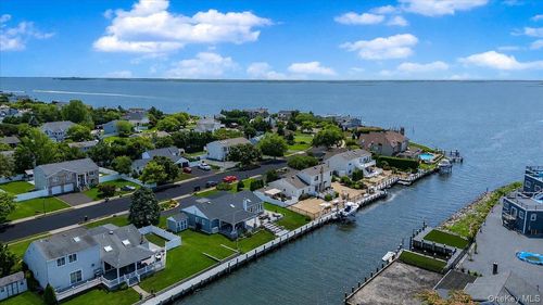 31 Shore Dr W, Copiague, NY, 11726-5300 | Card Image