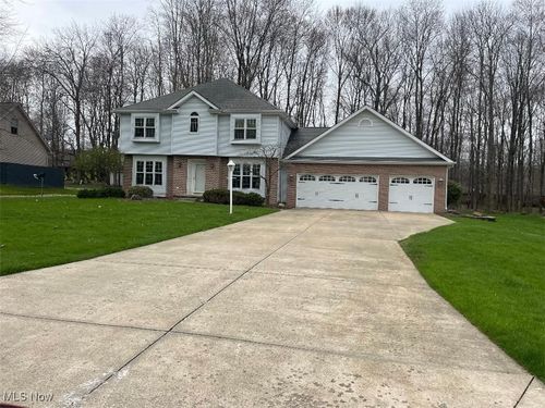 3400 Maple Ridge Dr, Hubbard, OH, 44425-8720 | Card Image