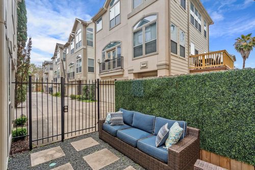 apt-d-126 Detering St, Houston, TX, 77007-8231 | Card Image