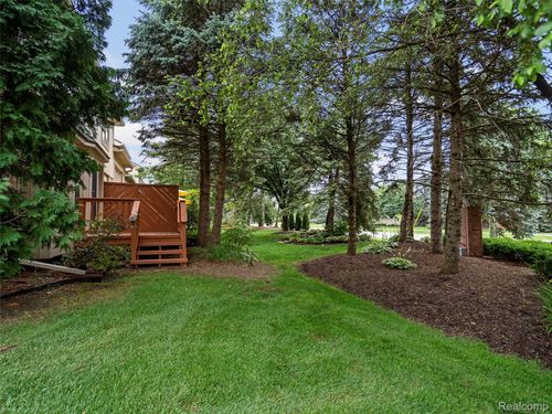 4455 Park Place Dr, Shelby Twp, MI, 48316-1104 | Card Image