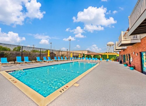 100-100 W Cambridge Drive W, Babylon, NY, 11726 | Card Image