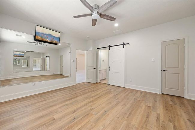 This bedroom has a shared Jack-and-Jill bathroom. | Image 32