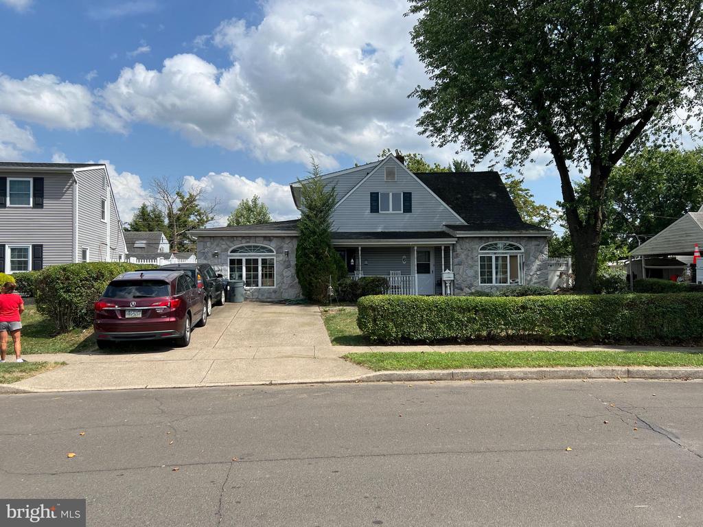 Nearwood Ln, Levittown, PA 19054