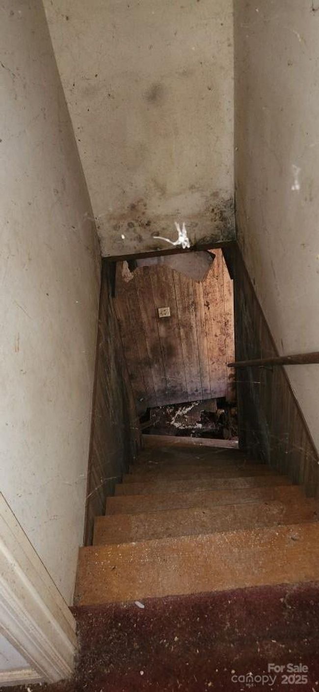 BASEMENT STAIRWELL | Image 15