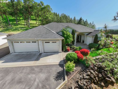 585 Pegasus Ln, Roseburg, OR, 97471-8282 | Card Image