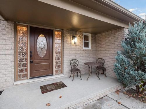 19263 Sunset St, Livonia, MI, 48152-1742 | Card Image