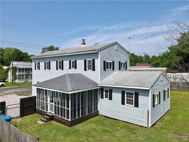 Screen porch overlooking back yard | Image 36