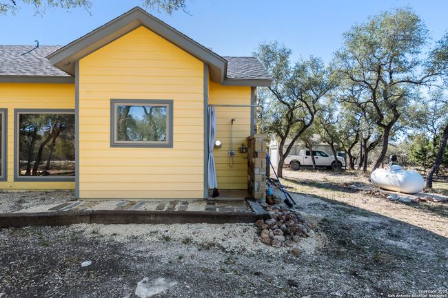 381 Camino Primero, House other with 3 bedrooms, 2 bathrooms and null parking in Leakey TX | Image 42