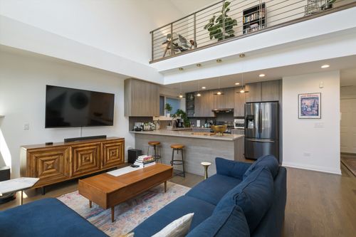 2w-2027 W Race Ave, Chicago, IL, 60612-1507 | Card Image