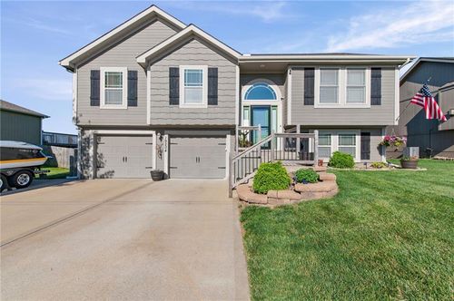 19204 Corbyn Ln, Smithville, MO, 64089-9719 | Card Image