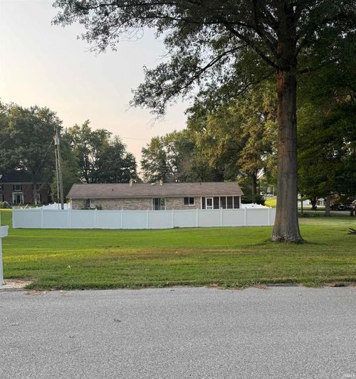 7011 Shamrock Cir, Newburgh, IN, 47630-9542 | Card Image