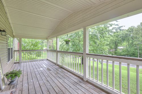 10515 Twin Springs Ln, Bon Aqua, TN, 37025-1362 | Card Image