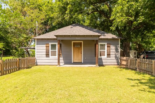 205 E Nelson St, Bowie, TX, 76230-3620 | Card Image