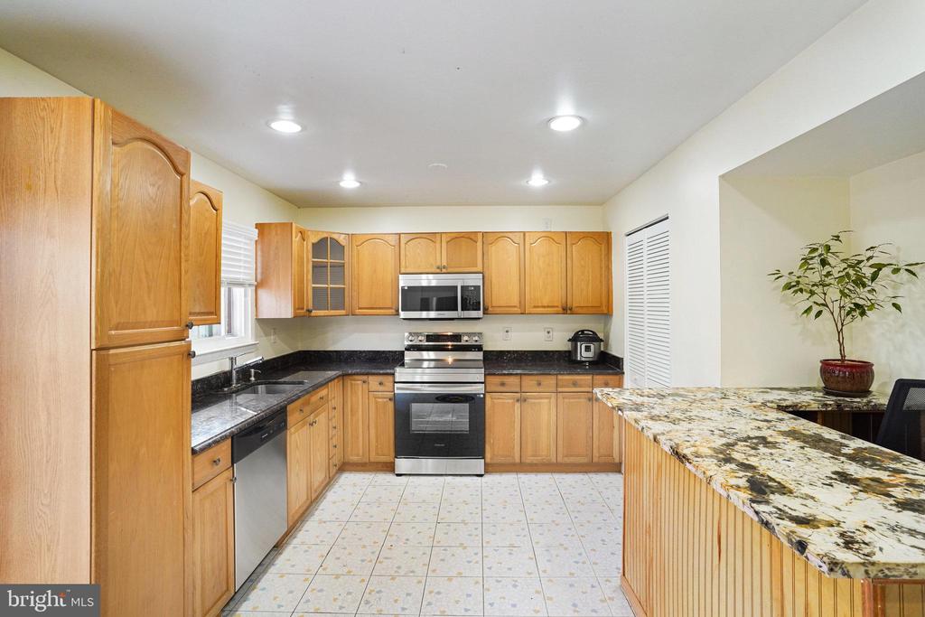Meadowland Ct, Chantilly, VA 20151