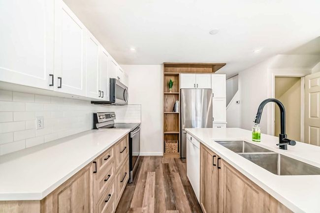 207 Coachway Rd Sw, House other with 3 bedrooms, 3 bathrooms and 2 parking in Calgary AB | Image 5
