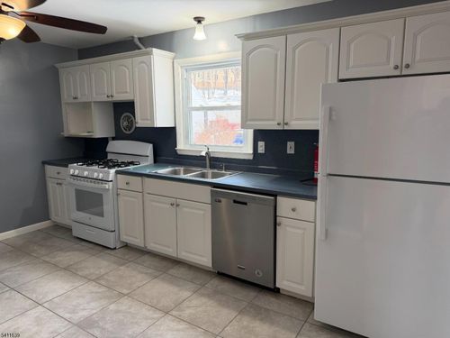 3 Sunset Dr, Woodland Park, NJ, 07424-3024 | Card Image