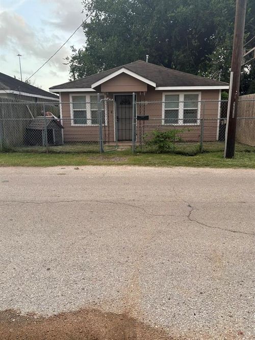 2705 Brewster Street, Houston, TX, 77026 | Card Image