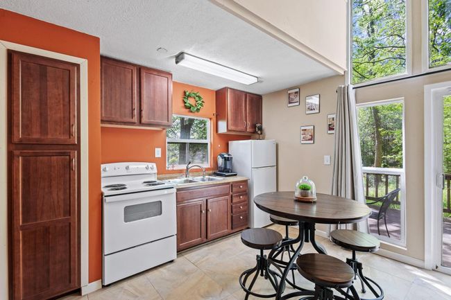 Cook surrounded by natural light and privacy | Image 37