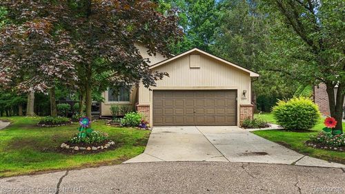 6329 Brookview Ln, West Bloomfield, MI, 48322-1053 | Card Image