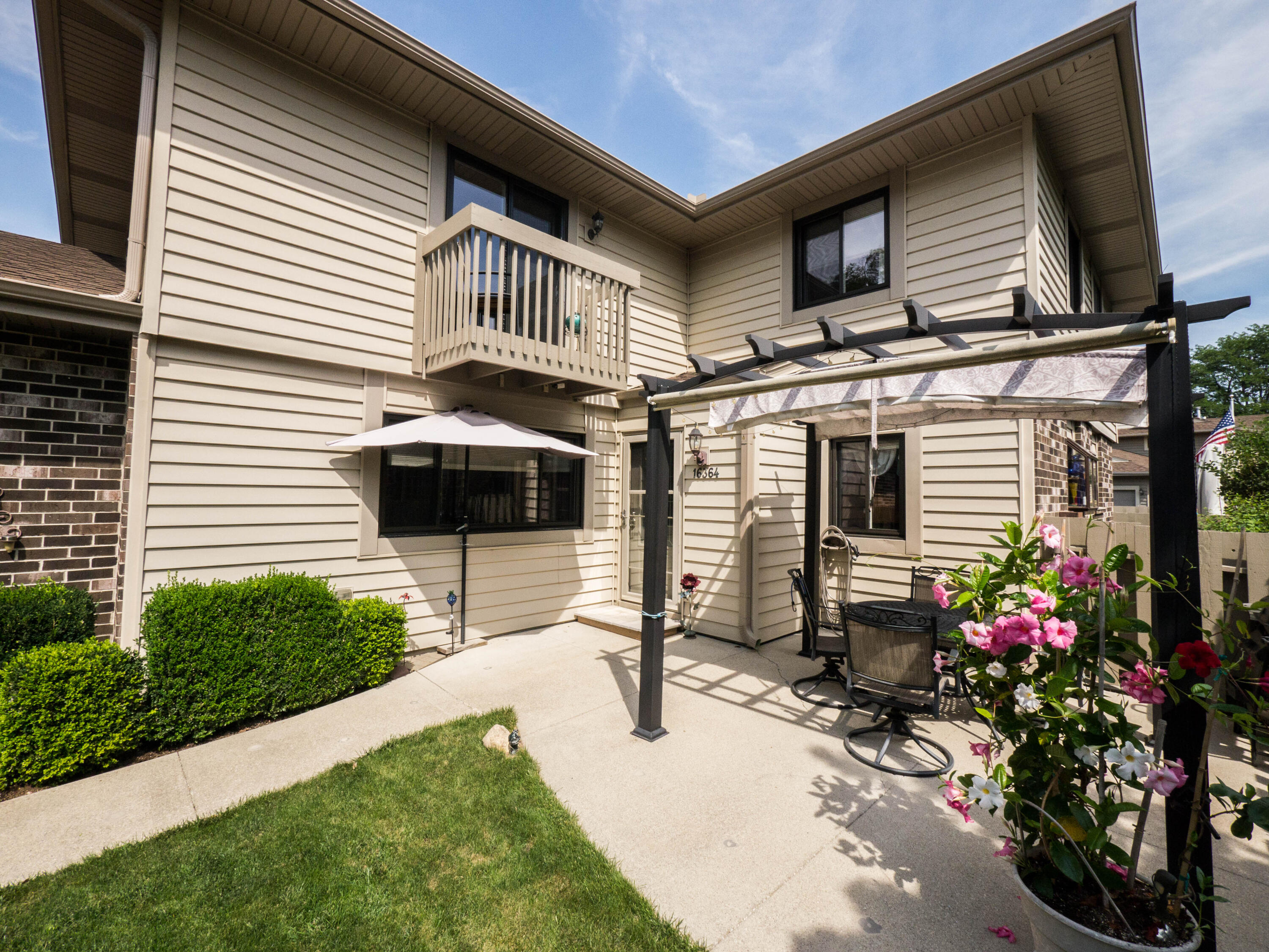 16364 W Coachlight Dr, For Sale in New Berlin Zoocasa