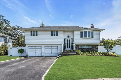 15 Lois Ln, Old Bethpage, NY, 11804-1739 | Card Image