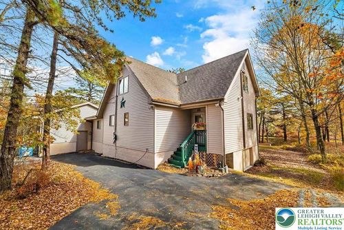 2208 Mohegan Ct, Long Pond, PA, 18334-7922 | Card Image