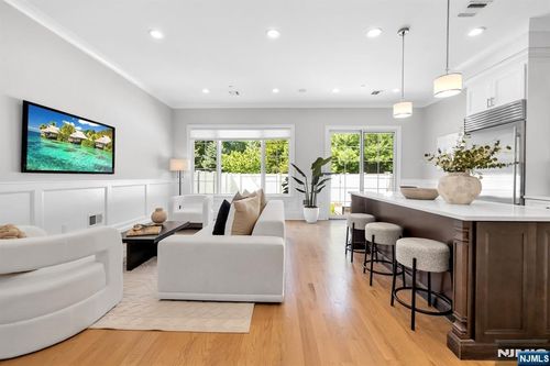 23 Gabriel Ct, Paramus, NJ, 07652-1868 | Card Image