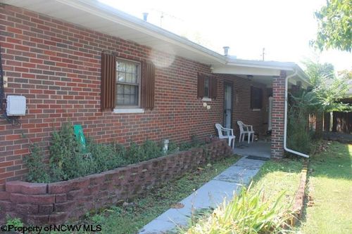 413 Green Acres Cir, Spencer, WV, 25276-1011 | Card Image