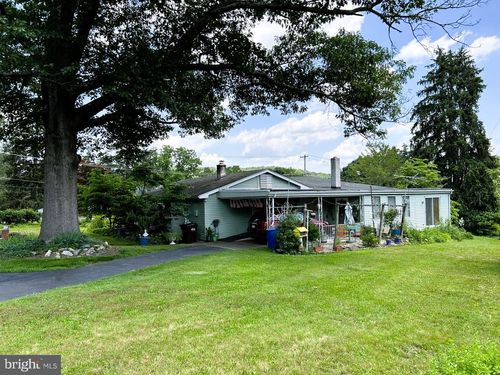 215 Pleasantview Ave, SCHWENKSVILLE, PA, 19473-1326 | Card Image