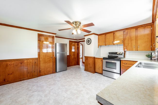 46 Suffield St, House other with 3 bedrooms, 2 bathrooms and 4 parking in Windsor Locks CT | Image 7