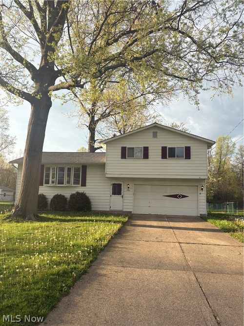 7265 Farnham Dr, Mentor, OH, 44060-4612 | Card Image