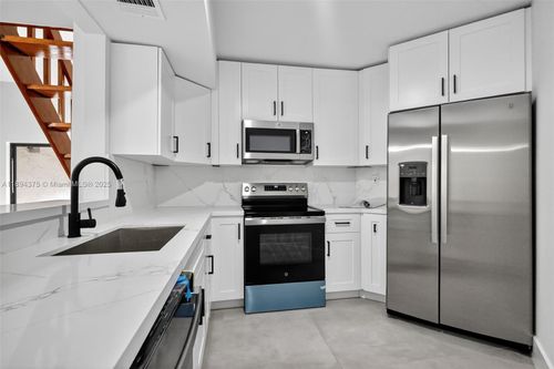 1-10233 Nw 9th Street Cir, Miami, FL, 33172-6632 | Card Image