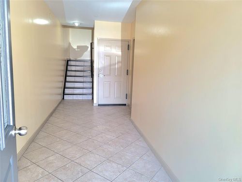 6027 78th Ave, Glendale, NY, 11385-6085 | Card Image