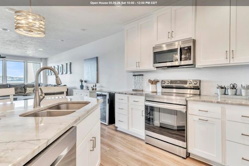 570 Linden Dr, Arnolds Park, IA, 51331-4400 | Card Image