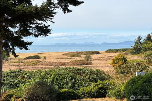 4251 Hollydale Ln, Oak Harbor, WA, 98277-9533 | Card Image