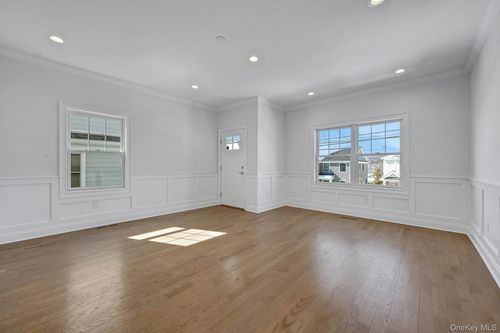right-side-194 E Gainsborg Avenue, Harrison, NY, 10604 | Card Image