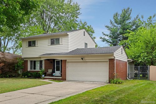 29239 Somerset Dr, Southfield, MI, 48076-1810 | Card Image