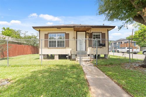 122 E Murrill St, Baytown, TX, 77520-5008 | Card Image