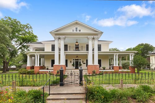 401 N Walnut Ave, Eagle Lake, TX, 77434-1743 | Card Image