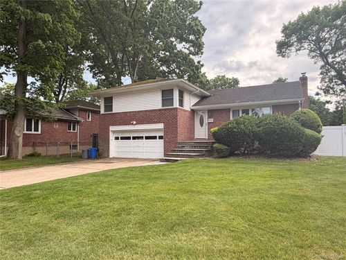 748 Leslie Ln, East Meadow, NY, 11554-4928 | Card Image