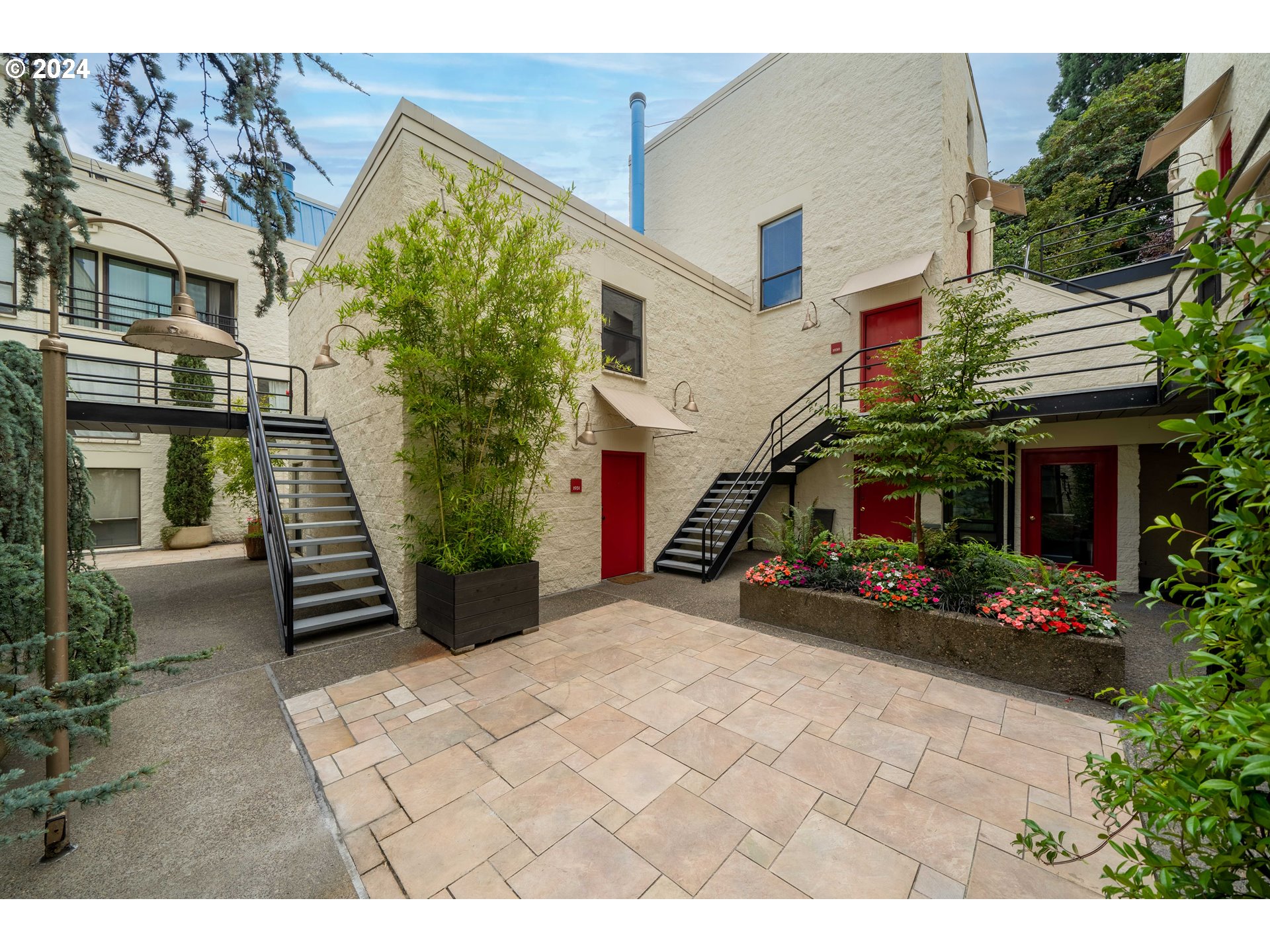 Hoyt St, Portland, OR 97209