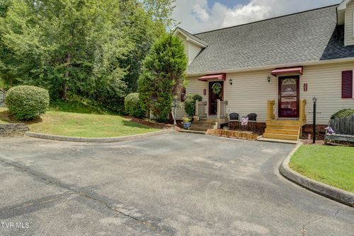 301-301 Hallbrook Dr, Johnson City, TN, 37615-3484 | Card Image