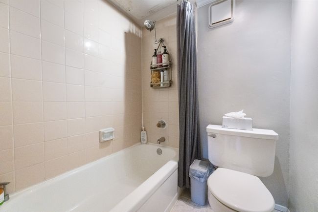 Bathroom with toilet and shower / bath combo | Image 14