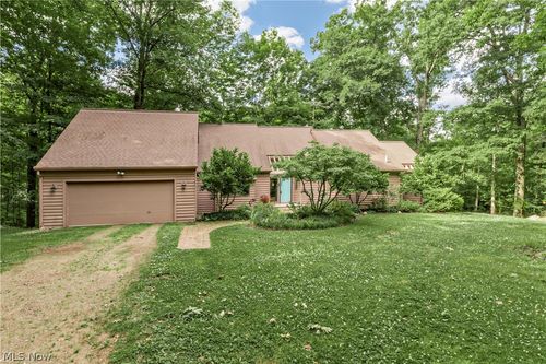 15490 Riddle Rd, Chagrin Falls, OH, 44022-3943 | Card Image