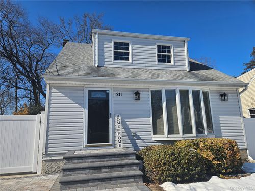211 Iceland Dr, Huntingtn Sta, NY, 11746-4209 | Card Image