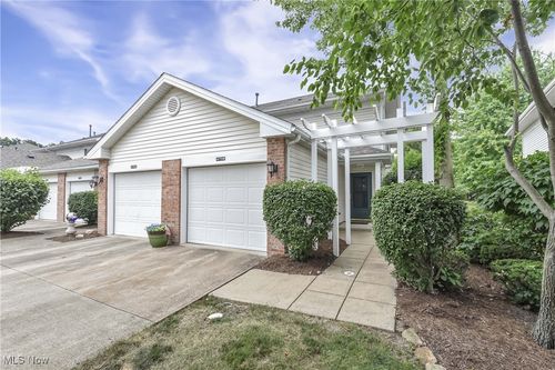 6758 Quarrystone Ln, Middleburg Heights, OH, 44130-8391 | Card Image