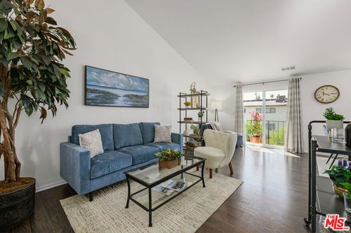 25-7439 Woodman Avenue, Van Nuys, CA, 91405 | Card Image